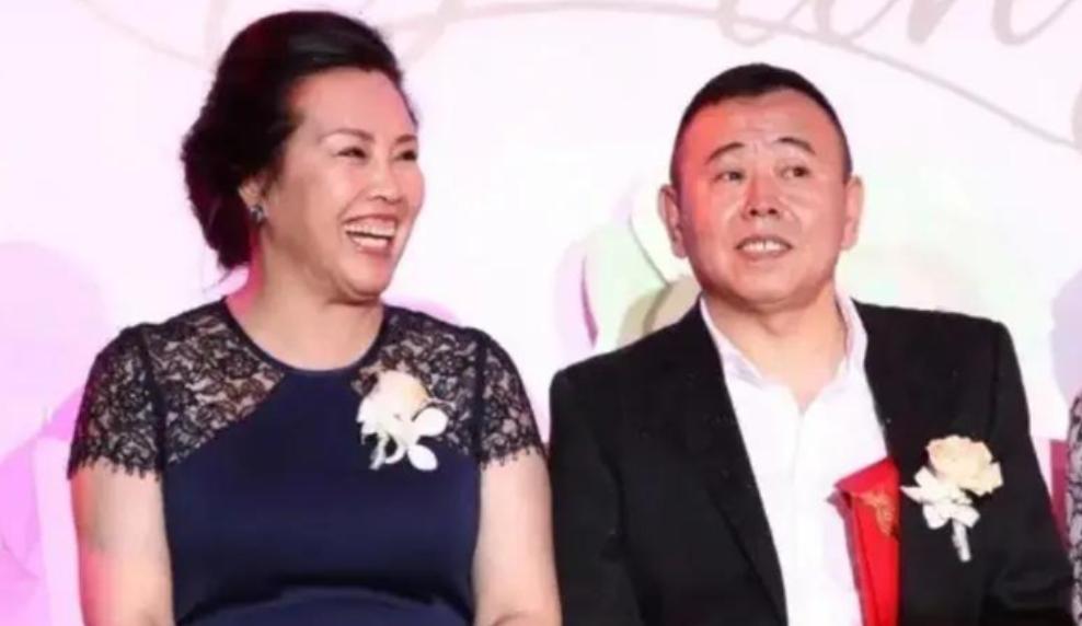 1996年，潘长江走红后，大摇大摆地跟妻子杨云提出离婚。杨云拍桌子怒怼：“当年医