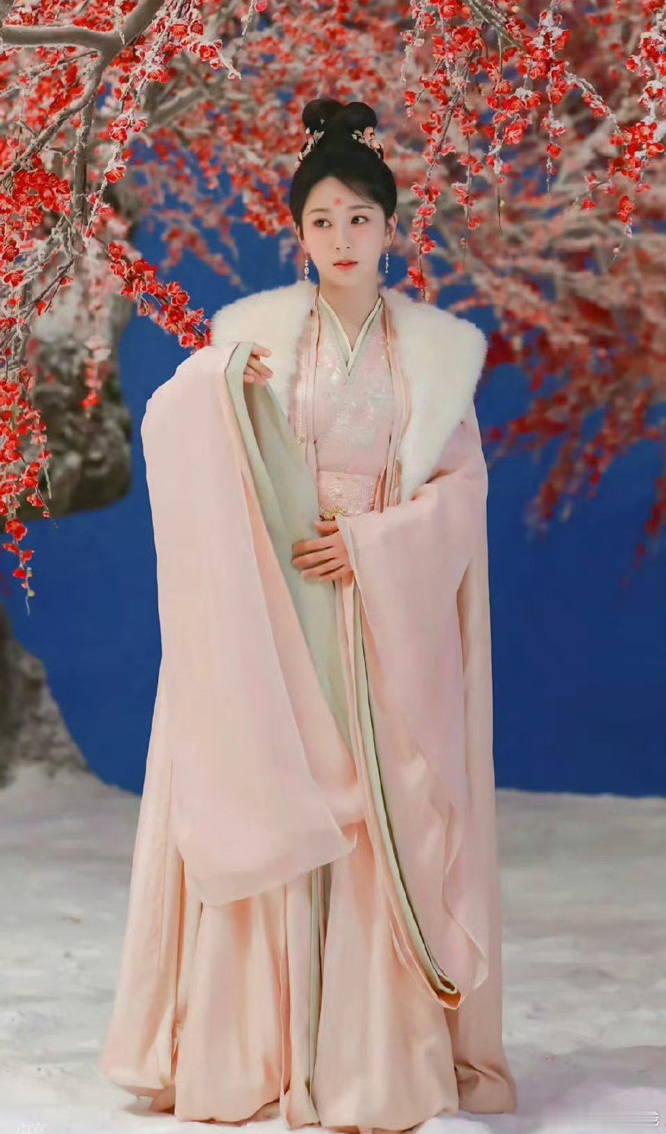 杨紫的电影总票房突破80亿了，感觉杨紫一直以来都很敬业努力希望能看到紫妹获得