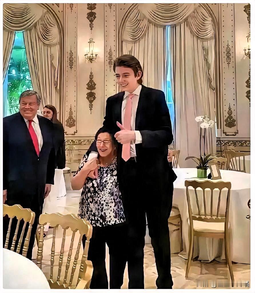 特朗普的儿子真猛，这是吃了多少生长激素啊，听说身高已经2.4米了！这平常吃的肯定