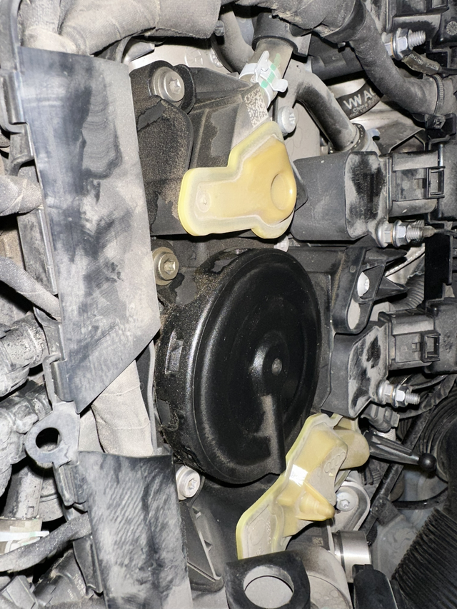 废气阀油渍迈腾21年废气阀周围有油渍，正常吗？