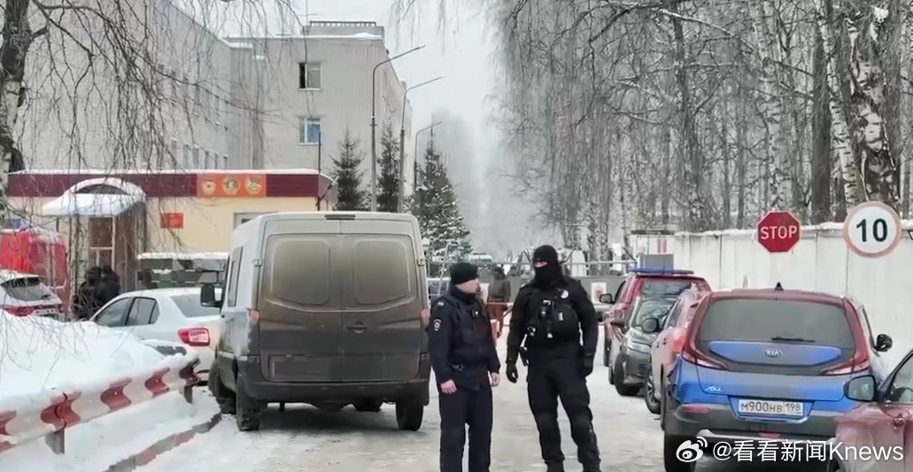 【#俄一军警办公楼坍塌致3死#】俄罗斯列宁格勒州州长亚历山大·德罗兹坚科17日表