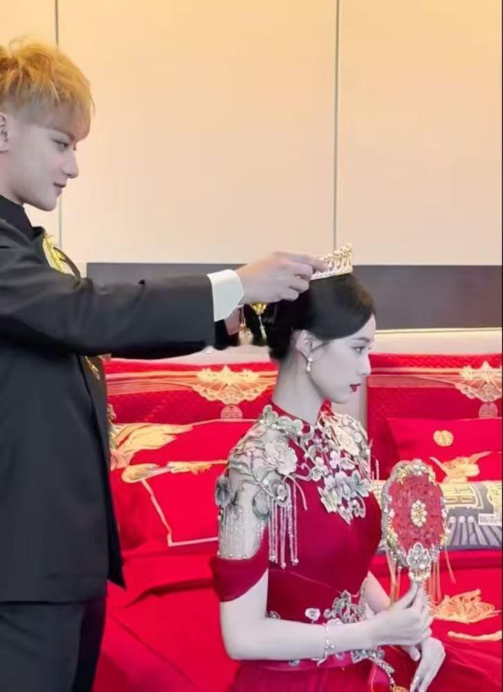 被徐艺洋婚礼中式皇冠美哭了黄子韬给徐艺洋戴黄金皇冠中式美学狠狠拿捏了！徐艺洋的