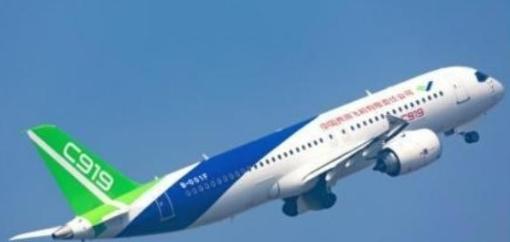 美国这一刀捅的可真够狠！一刀直插C919命脉，中国引以为傲的商飞C919客机，交