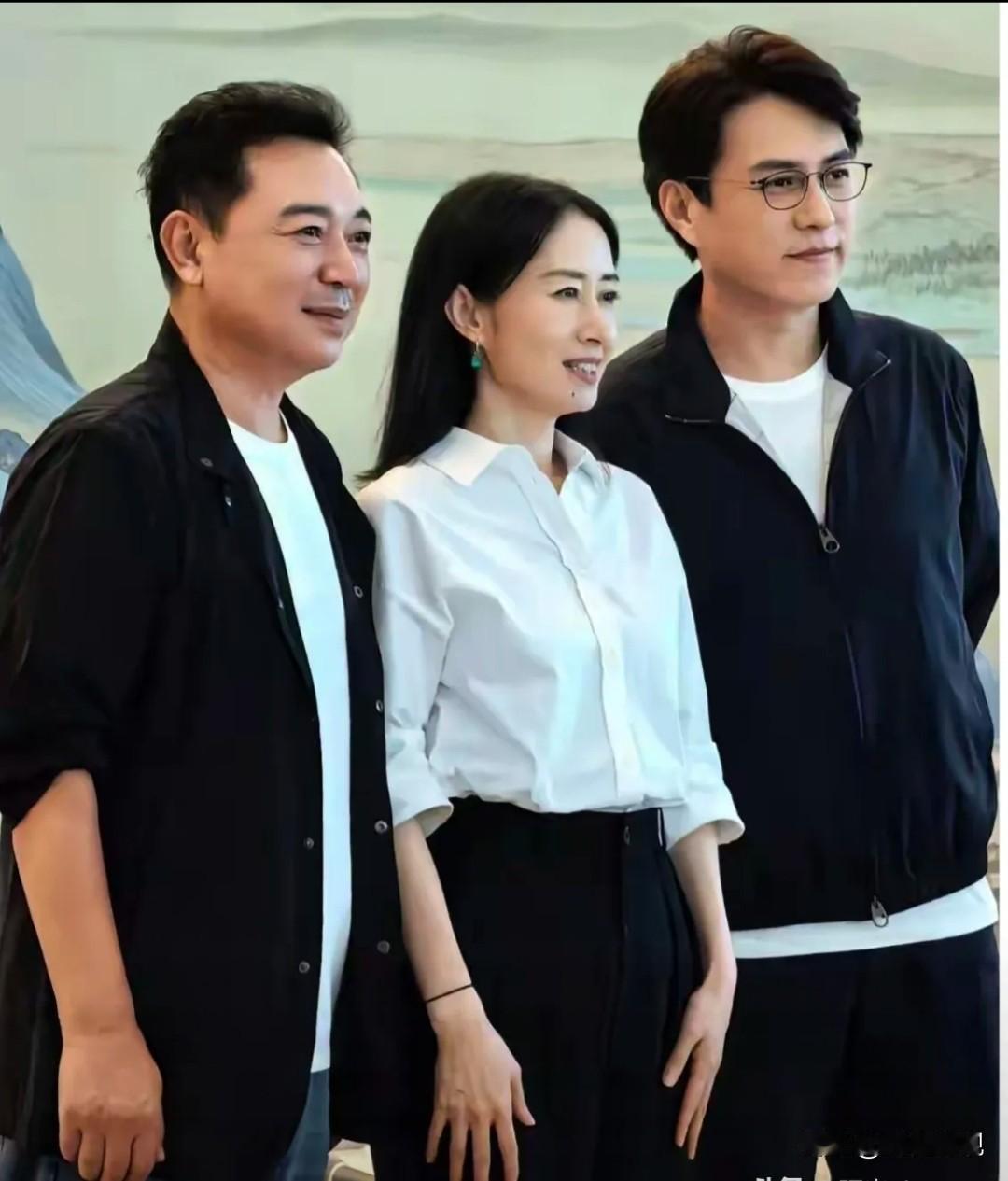 仔细看，左边的是演员张晞临，右边的是帅哥靳东，两位都是顶呱呱的影视明星。而中间这