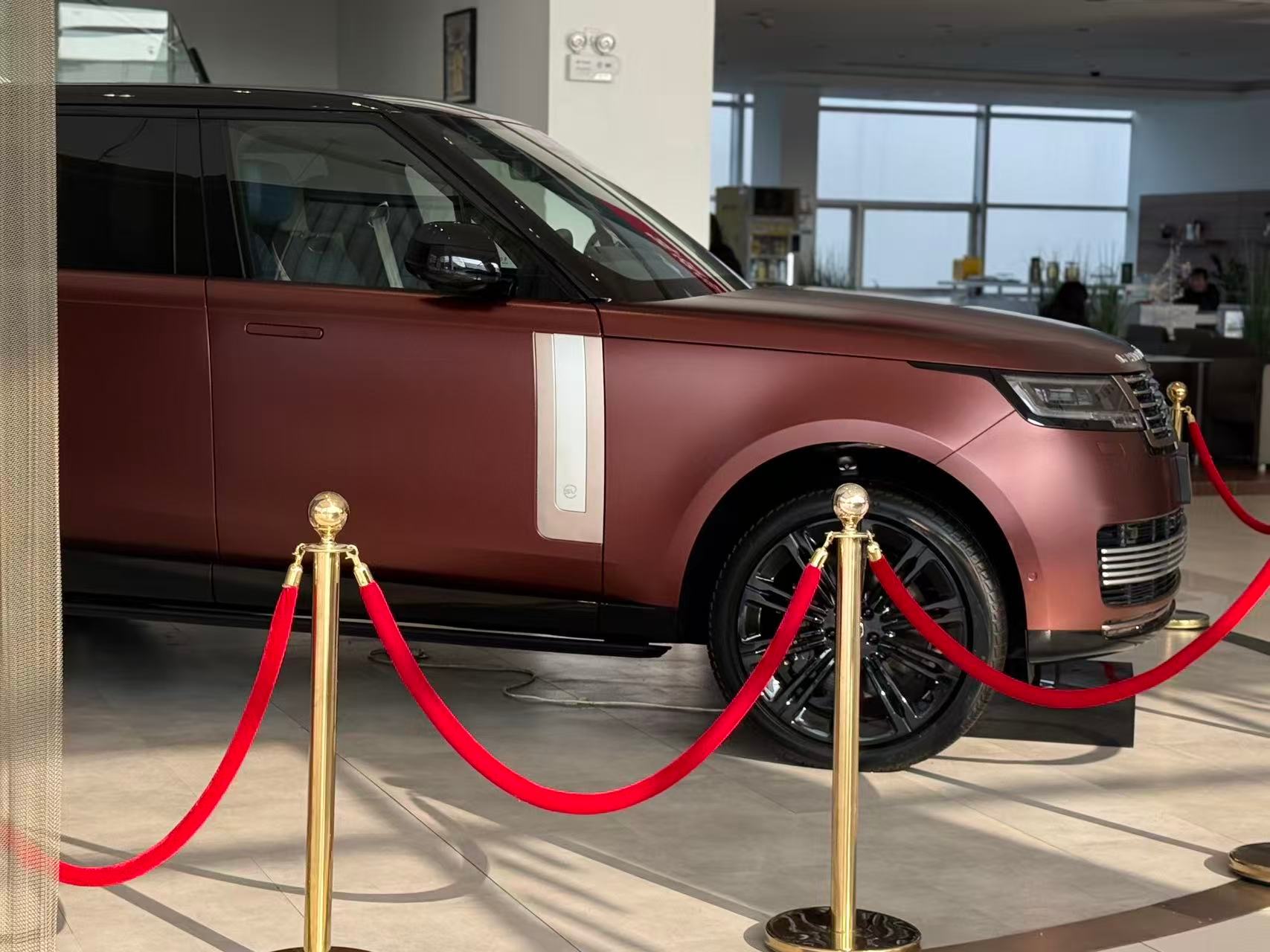 车型：24款揽胜4.4TSV指导价：3358000元配色：日光铜磨砂漆蓝白双