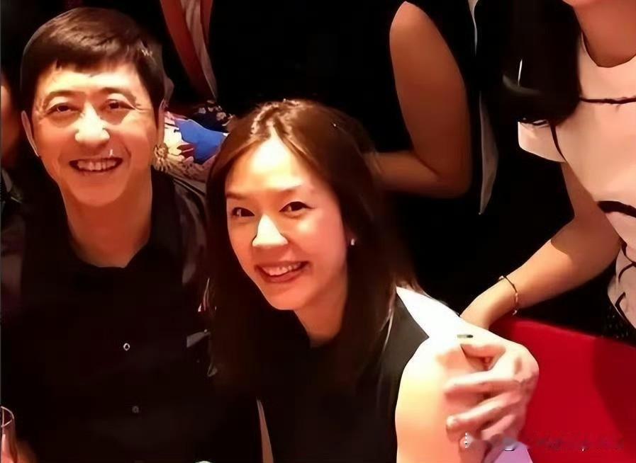 张嘉欣这步棋走得真稳！41岁和哈林修成正果，两年抱俩节奏干脆。她聪明就聪明在