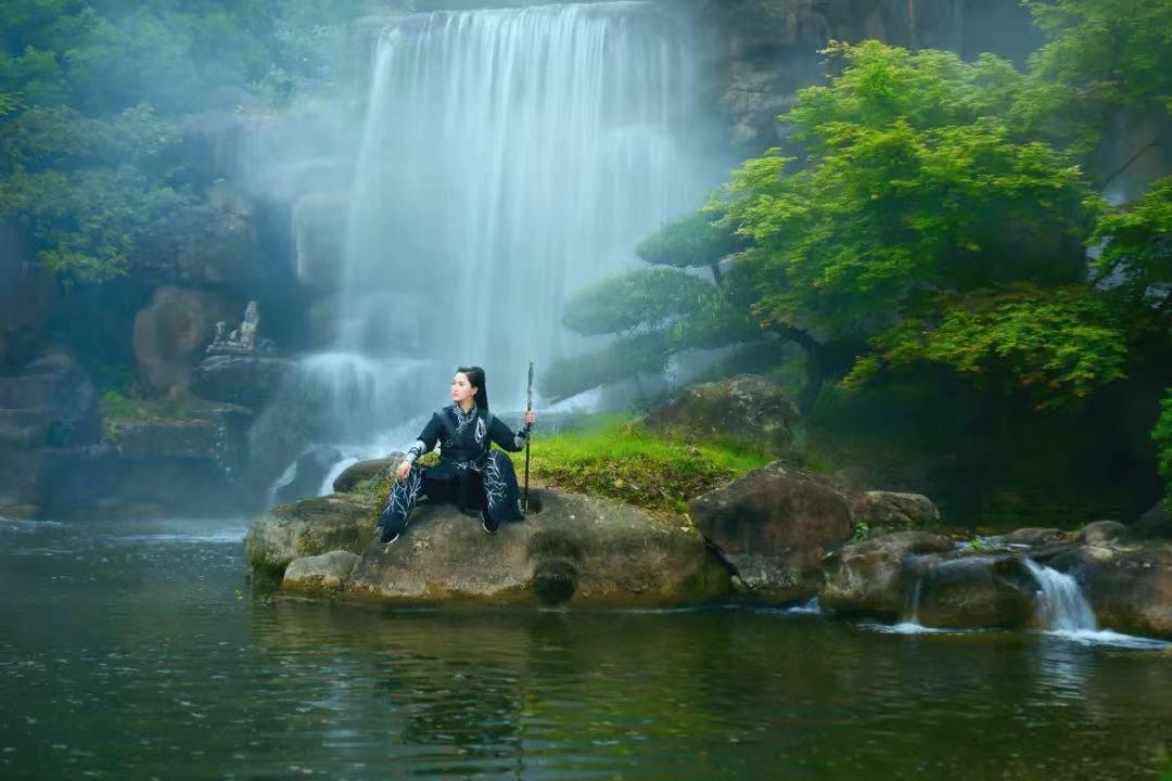 东方莎莉花园的夏天，树影摇曳，荷叶盖水，竹林轻拂，满目青绿，对眼睛太友好了！