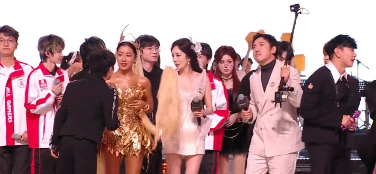 杨幂吉克隽逸居然认识杨幂吉克隽逸居然认识，幂姐拿着吉克隽逸衣服上的飘带舞来舞去