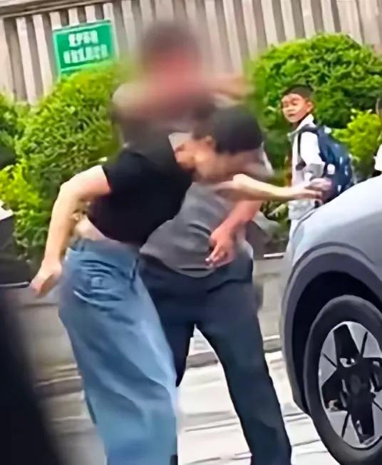 扇女子耳光的保安麻烦大了，完整视频还原了事情的详细情况。事情是这样的，当时女