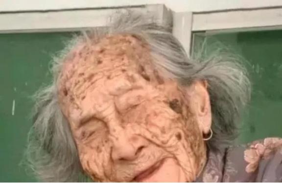 “中国长寿之母”2025年元旦离世，1902年出生的林蛇母，一共有100多名儿孙