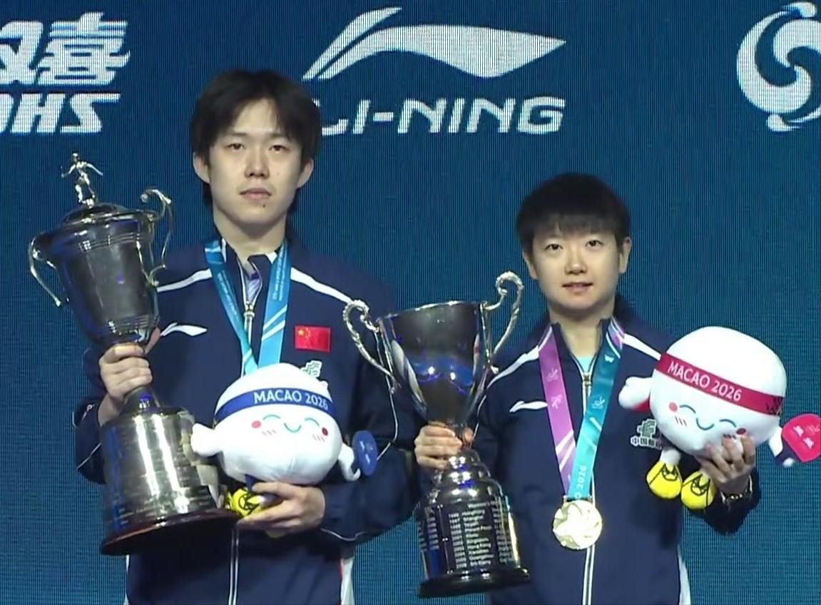 澳门世界杯颁奖礼上，王楚钦一直盯着孙颖莎的奖杯，突然冒出一句：“你的奖杯帽儿呢？