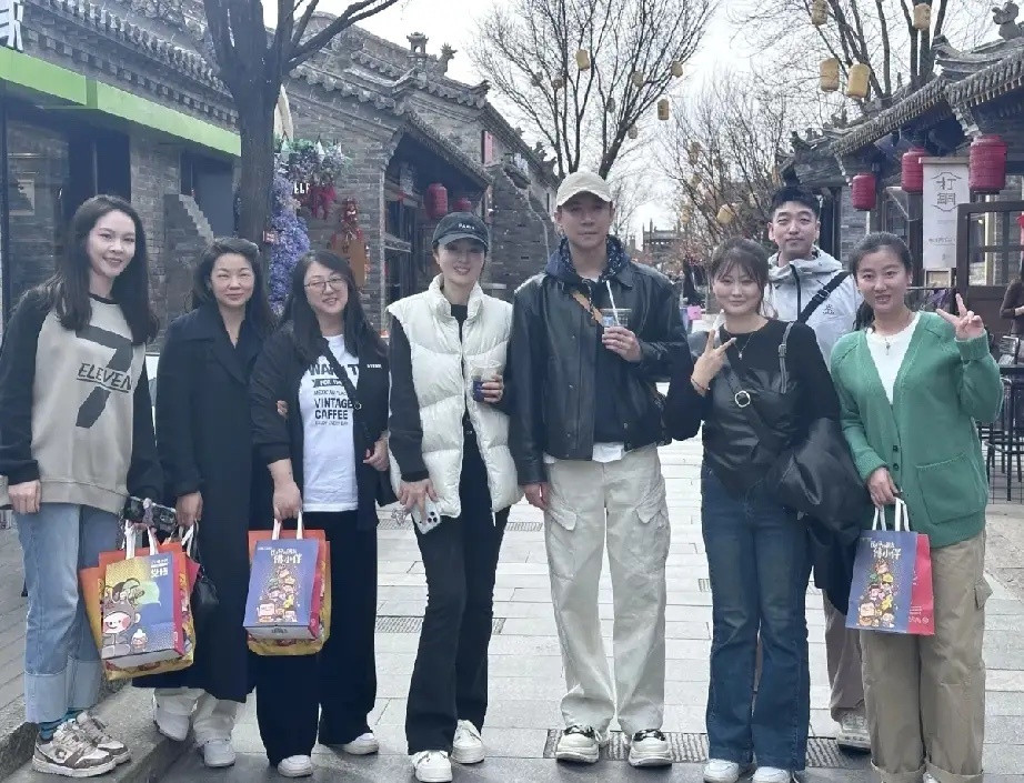 董璇陪张维伊回老家扫墓大同古城偶遇董璇张维伊董璇随张维伊返乡扫墓，街头被偶遇，待