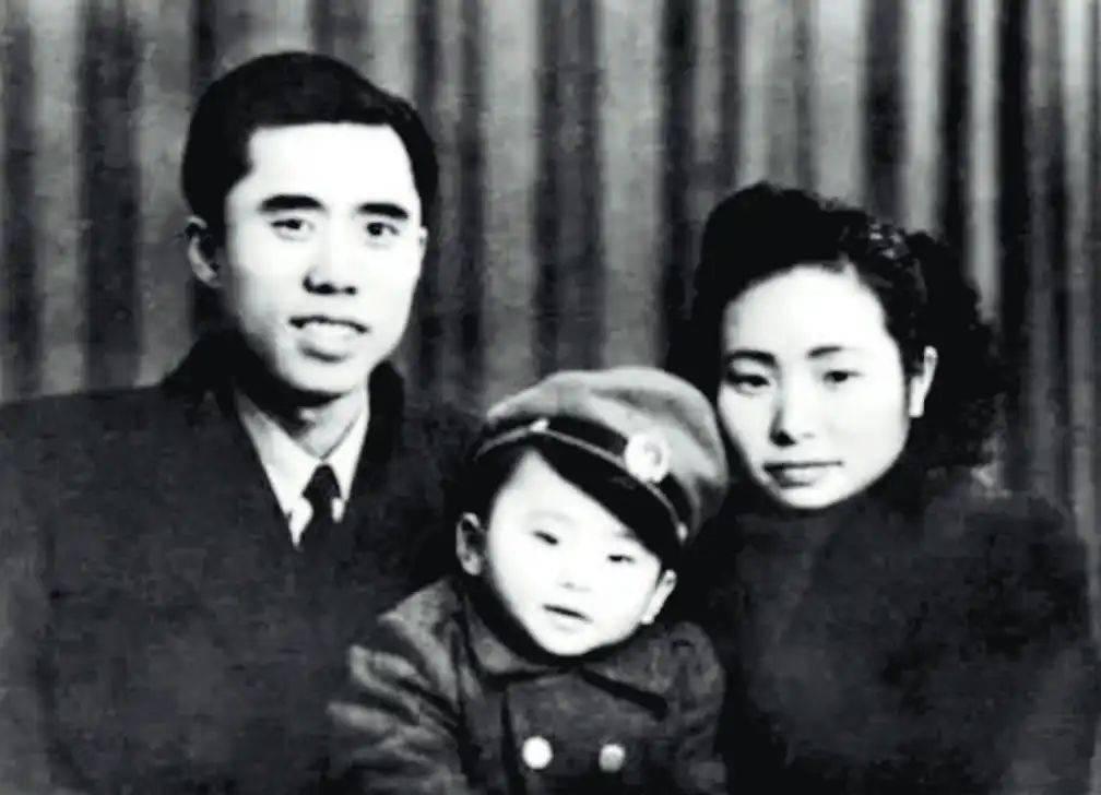 1965年，四川理科状元报考哈军工，却因600度近视和2厘米身高差被拒。然而，招