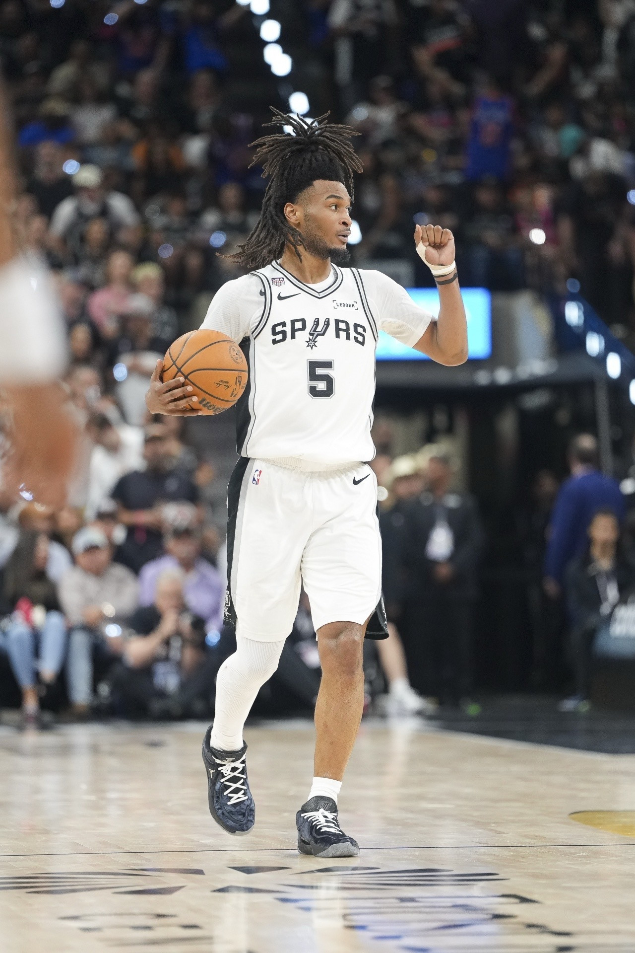 🔥卡斯尔22岁前季后赛10场15+5+5史上仅次于魔术师詹姆斯9场第三NBA