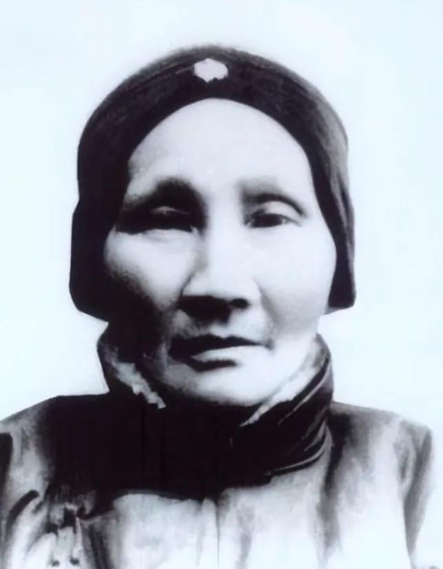 那年，清末一寡妇尼姑，因为难耐寂寞，选择半路还俗并嫁人。婚后，她生下一个儿子。让