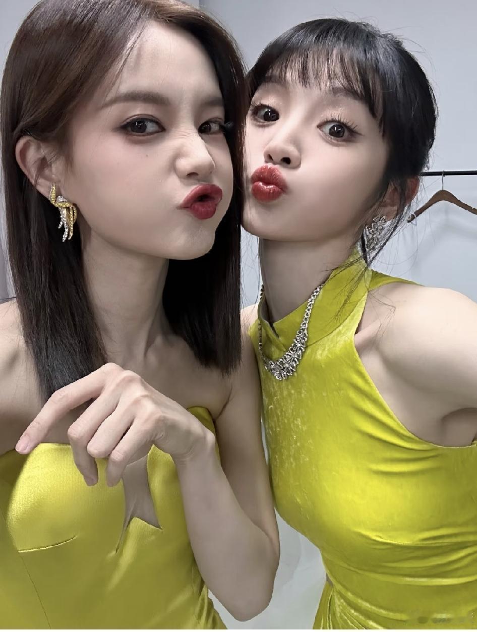 说真的，感觉李一桐不温不火的。他和田曦薇也是真闺蜜，两人一起拍照嘟嘴卖萌，都是