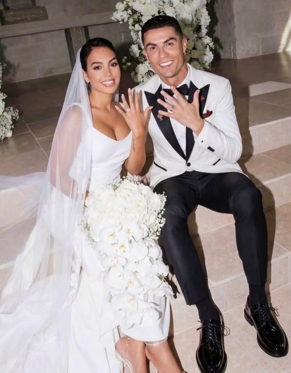 C罗宣布结婚低调的球王，新婚快乐！