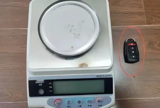 这个事件反映了黄金销售行业中存在的严重欺诈问题，也提醒消费者在黄金交易中要提高警