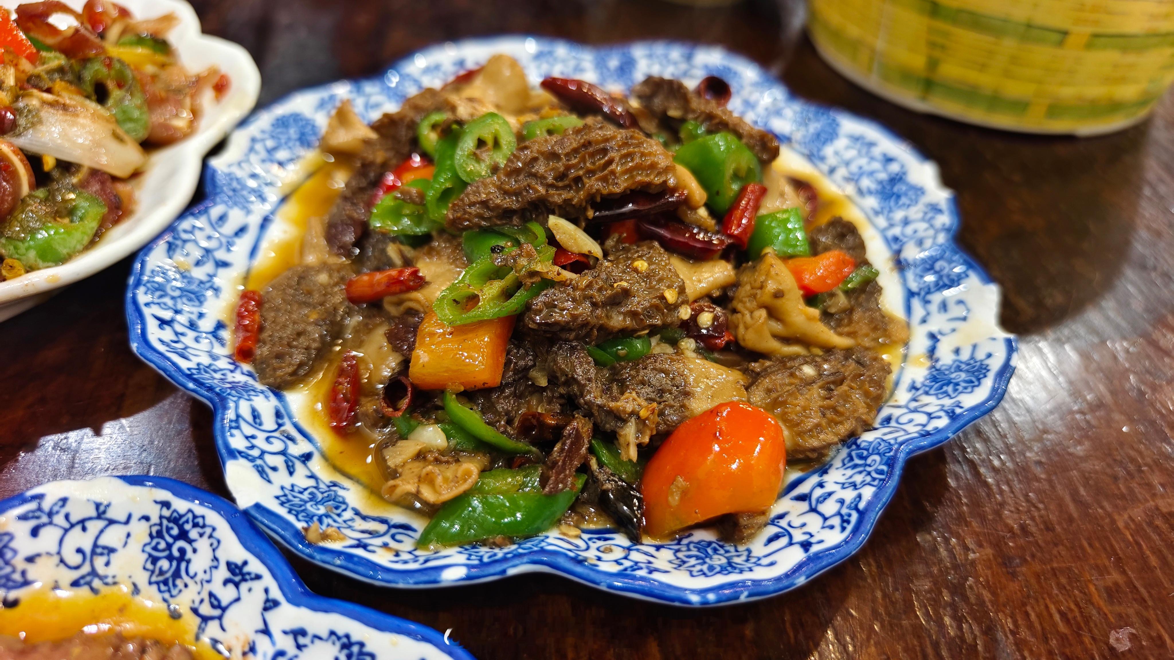 贾国龙让罗永浩道歉赔偿这四盘菜，我们等了半个小时，厨房四个阿姨在两个灶眼面前来