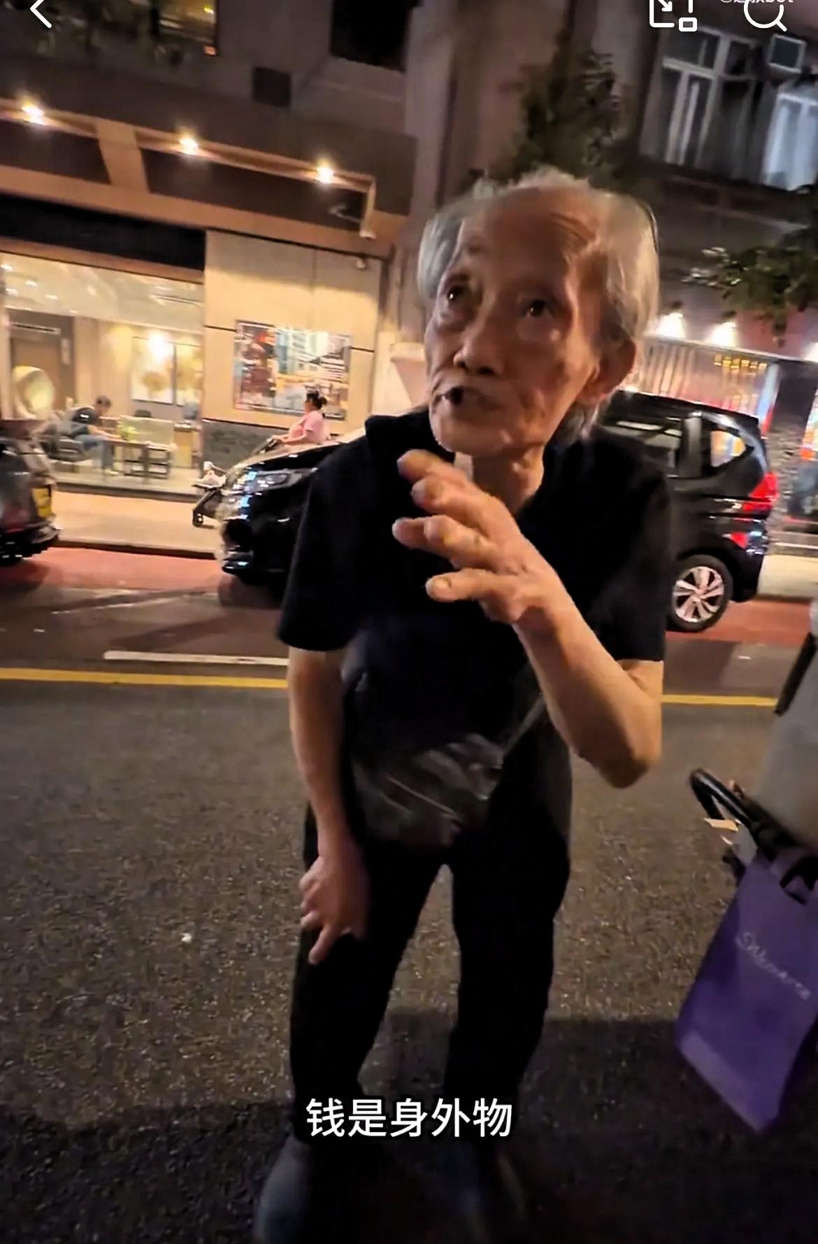 香港街头偶遇93岁在捡纸皮的老人，他盯着一块面包，博主以为他想吃，提出给他买