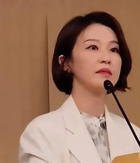 李在明启用女主播当副发言人---