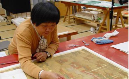 1987年，在大英博物馆内，工作人员找来了一张“不可能修好的古画”，让中国裱画师