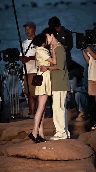 宝子们，今天的热搜看得我直接瞳孔地震！关晓彤和李昀锐那场海边吻戏路透都刷爆了，