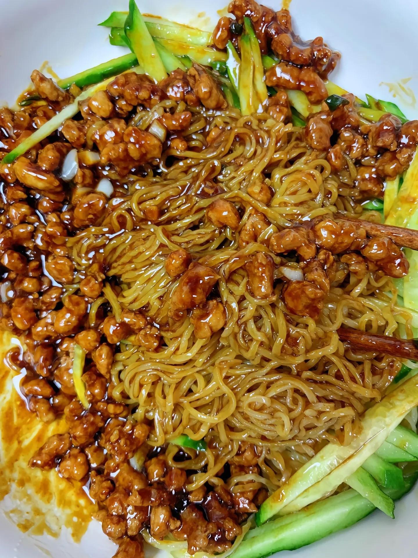 天儿热就来做一碗炸酱面吃吧。每根面条都裏满浓郁的酱汁，搭配清爽的黄瓜...