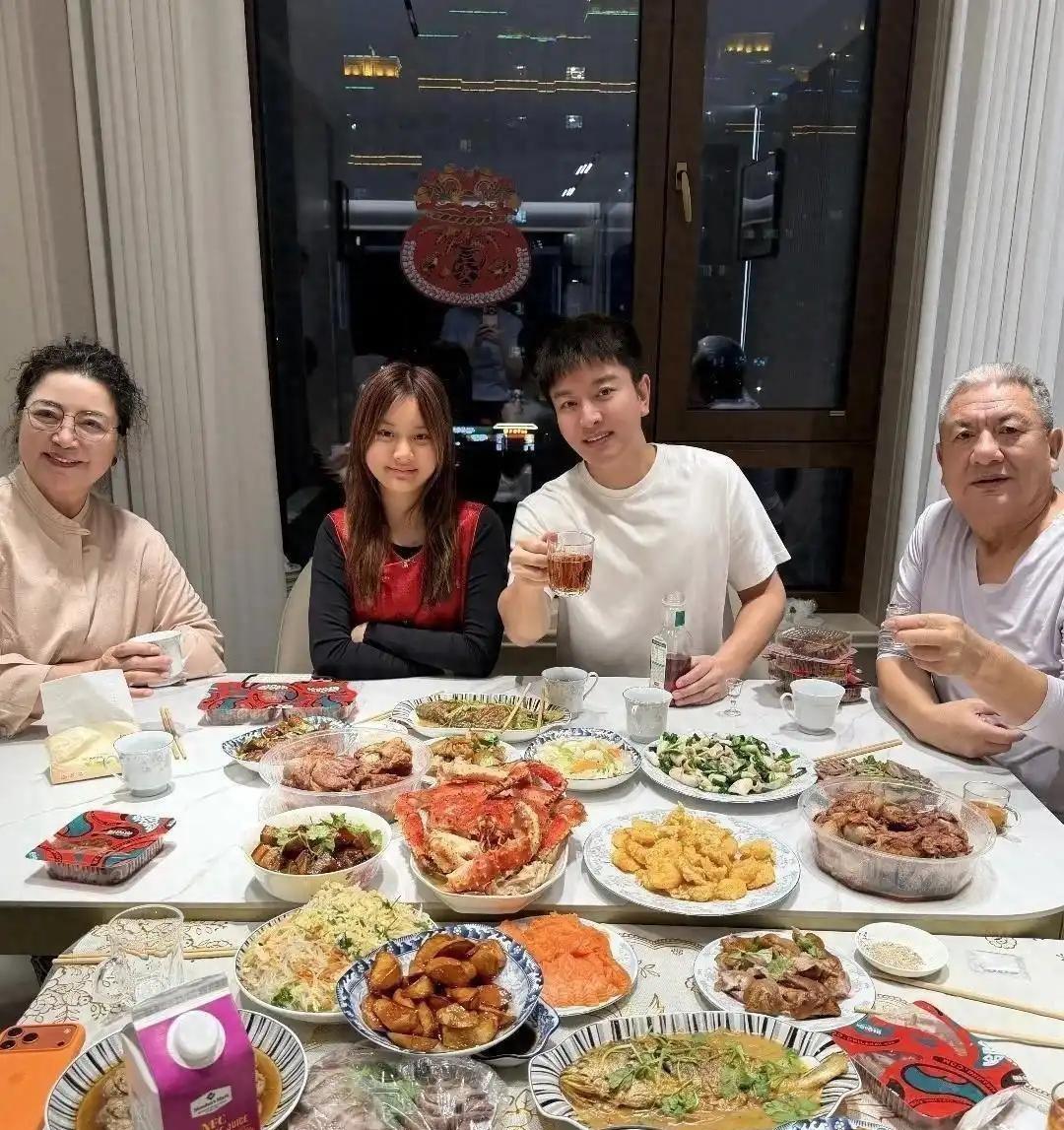 贾乃亮一家四口时隔多年再同框，父亲满头青丝已斑白，为儿操劳​​​