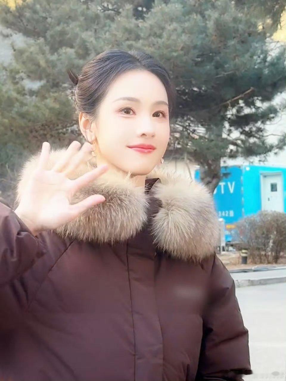 陈都灵i人收到饭撒懵圈但呆萌陈都灵这波饭撒营业直接戳中萌点！2026视听盛典