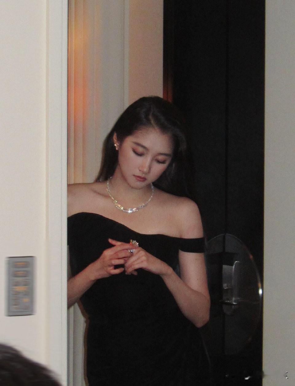 一股脑觉得白好看关晓彤美黑着实给我惊讶了内娱流行白幼瘦太久了，现在突然有个人
