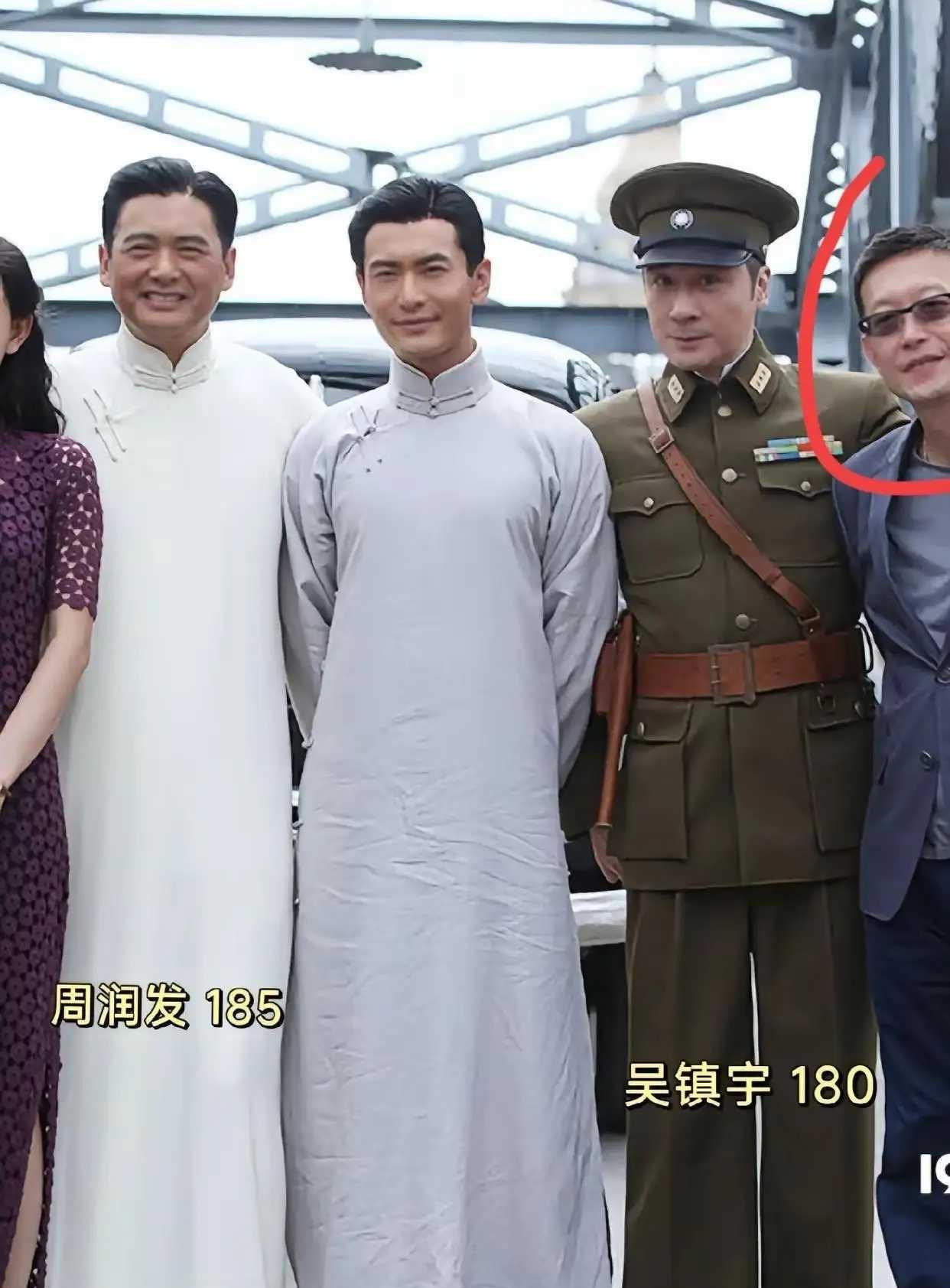 这样看黄晓明的个头也不低了，比起周润发和吴镇宇来说黄晓明还真的有180厘米的身高