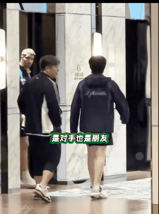 遇到老熟人了王楚钦电梯门口遇到弗朗西斯卡了，两人热情的拥抱热聊起来。又想起侯主