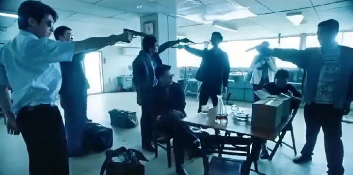 《扫毒风暴》第18集预告：林强峰扮演买家遇到硬茬子了，他带着三剑客和一个叫东哥