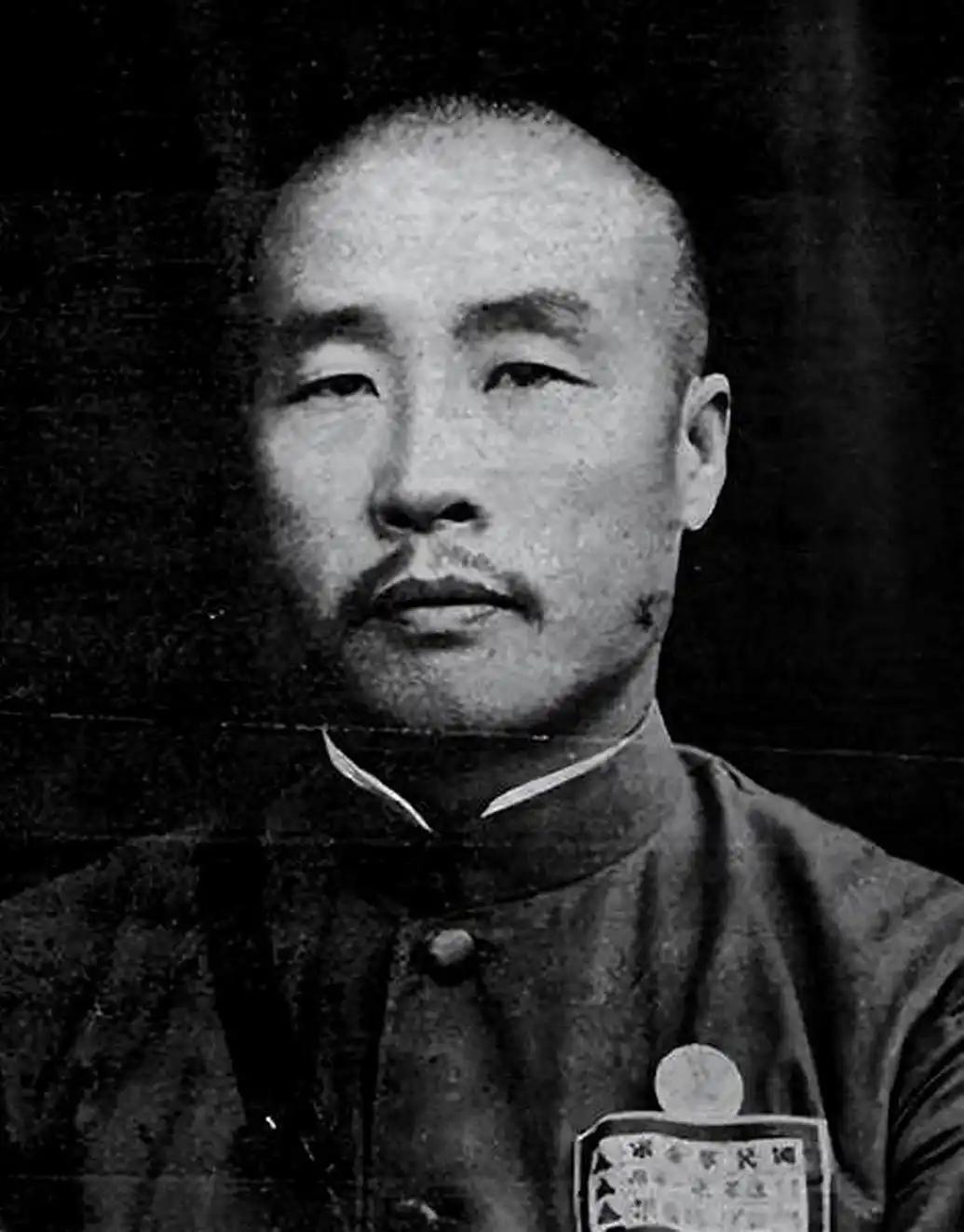 韩复榘被老蒋枪决之后，郑洞国接令去他家搜东西。原以为会碰上哭爹喊娘的乱糟糟