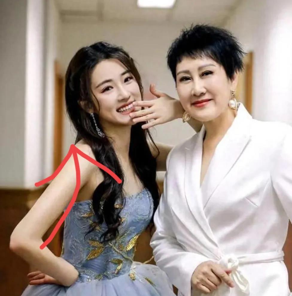 我感觉张凯丽的女儿张可盈是捧不红的原因很简单不是没有好剧本给她，
