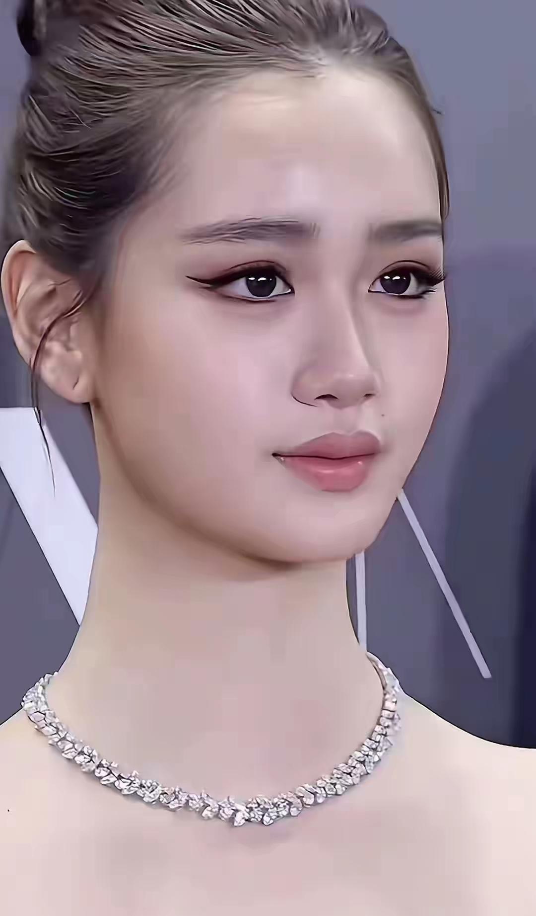 这是钟丽缇的女儿，美的有点不真实，就算放在娱乐圈也是女神级的人物，太美了。有人