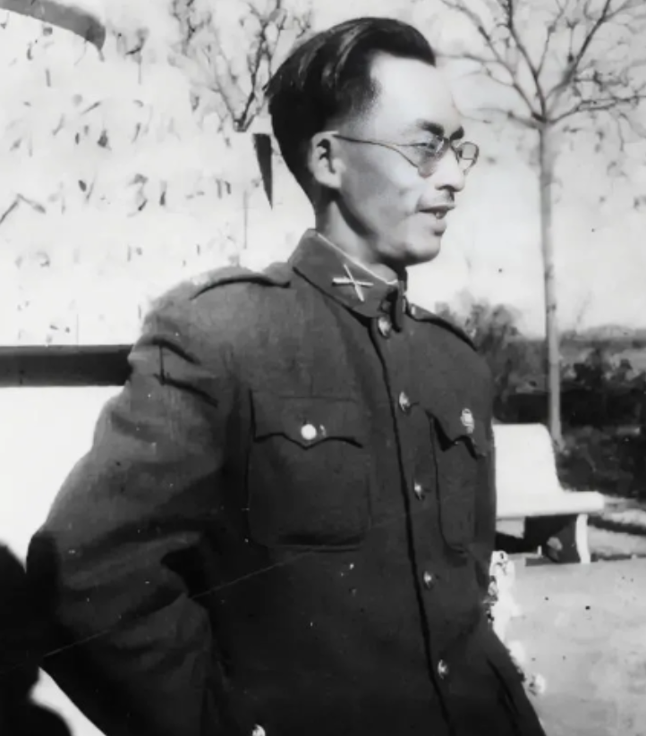 1949年，国军师长被俘，面对审问，他却提了一个奇怪的要求：“能否帮我给周恩来发