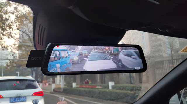 后视镜流媒体行车记录仪主机是海思2K，后拉是索尼290镜头，暂时贴在后窗内，。