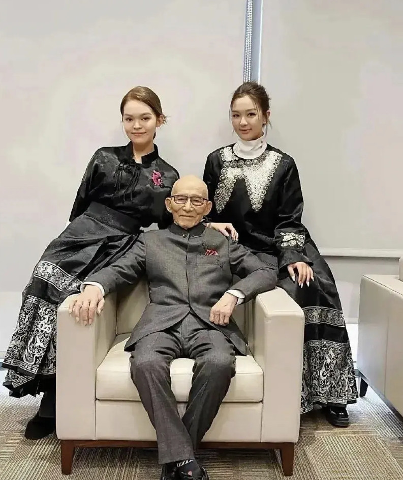 游本昌老先生和他的两个孙女合影。左边大孙女游叶盈琪，右边小孙女游盈绮。读商科