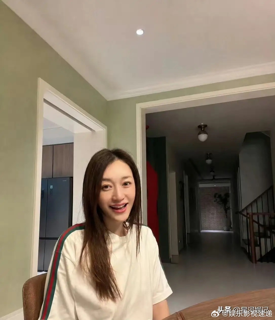 李小冉离婚消息传出后，首度公开300㎡复式新家，镜头里宽敞的房子简约素雅，可独自