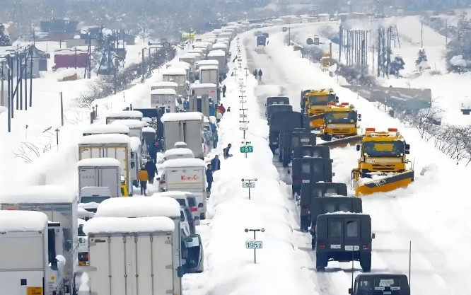 日本又出大事了，连日大雪，降雪量4.65米，历史性大雪，令人震惊。更要命的是