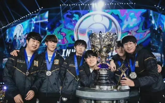 某网友分析，明年LPL将是最有希望的一年！S7中国鸟巢，LCK夺冠；次年