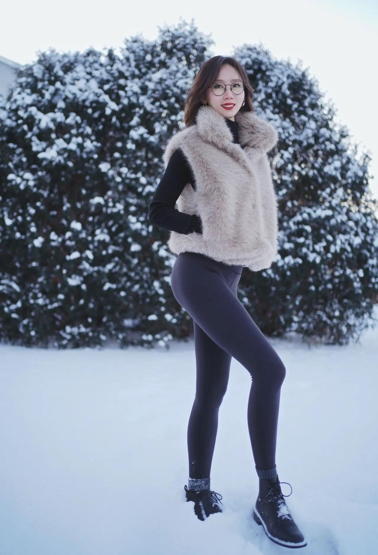 冬日，健美女子雪地漫步，时尚穿搭，温暖如你。🌨️👗👢雪地里的穿搭雪地暖冬