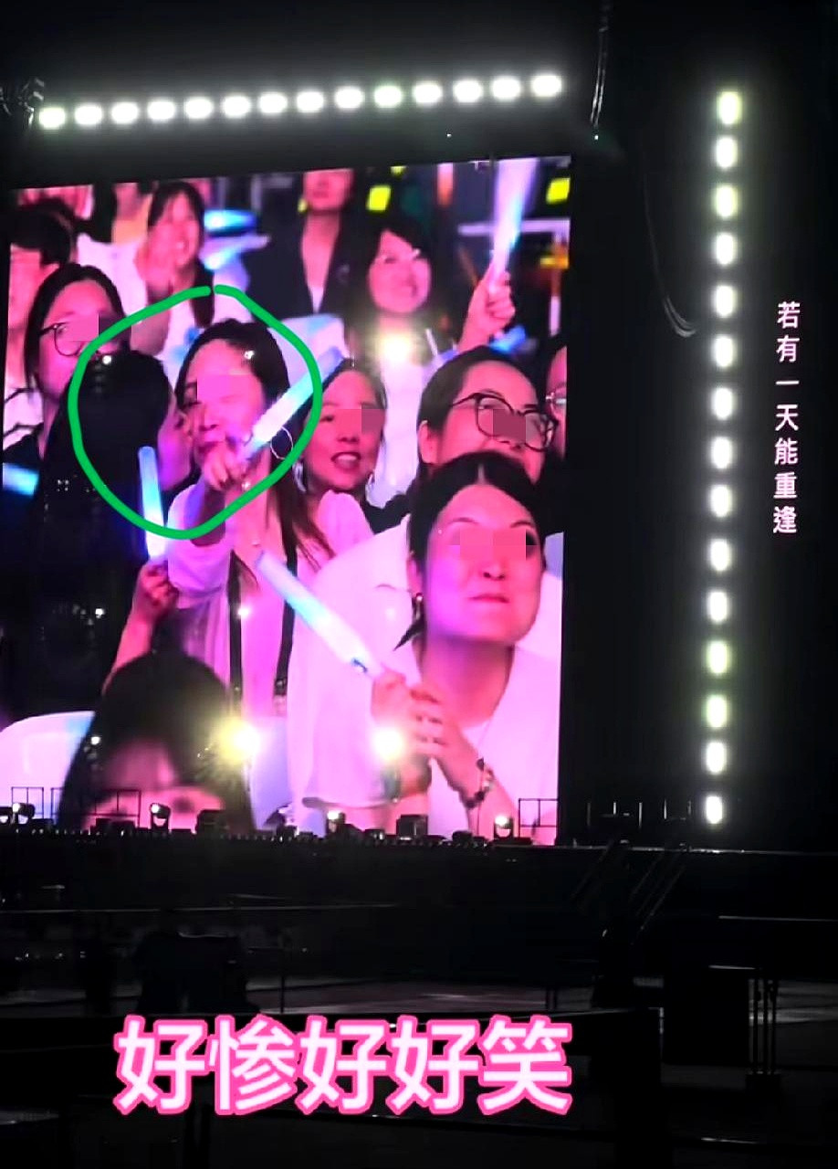 萧敬腾杭州演唱会上，导播镜头刚切到观众席，几万人注视的大屏幕上就切出了一出人间真实戴眼镜的小伙满脸期