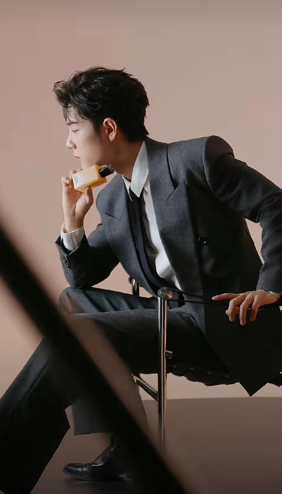 YSL男帝，这个词不是YSL官方给的，是看完那段采访视频后，市场自发加冕的。没