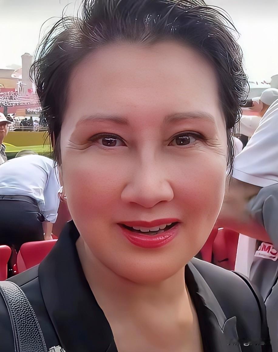 说过多次了，女人一旦过了55岁，就千万别对眼睛动手脚了！眼睛是心灵的窗户，不