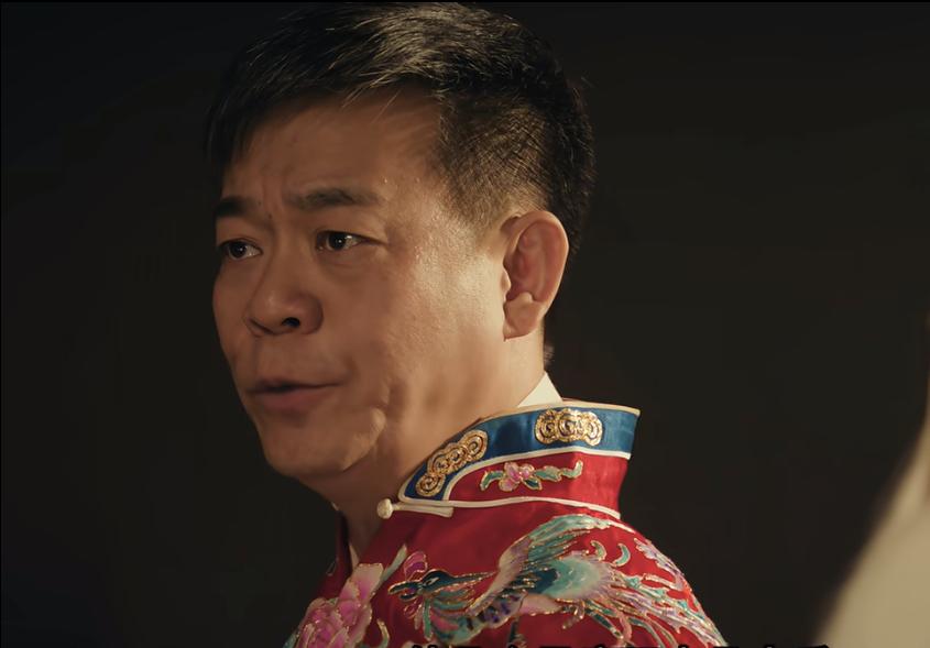 《主角》原著中苟存中确实有点女性化的，剧中拍得很克制了，虽然有点兰花指什么的，但