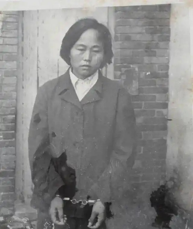 1986年的夏天，一女两男到故宫游玩，那个女子突然说了一句很奇怪的话：“这大殿的
