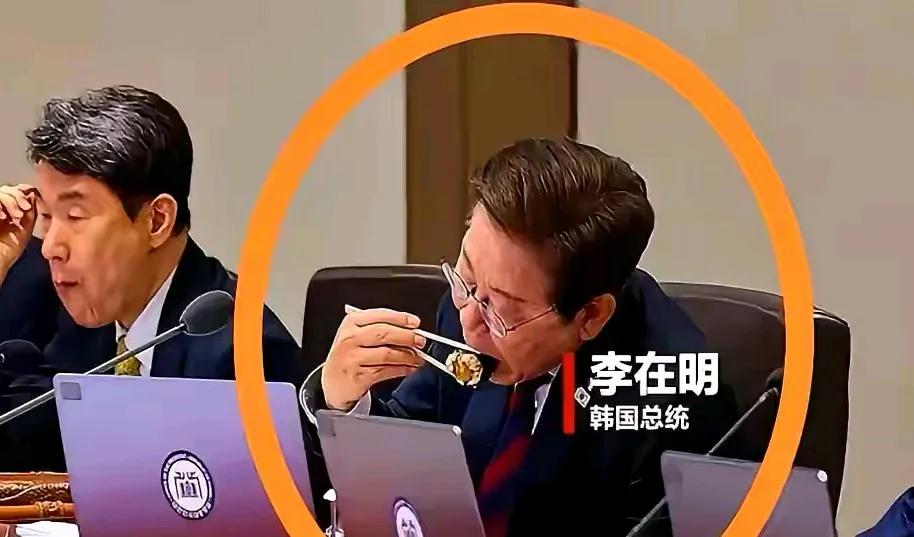 自带盒饭，韩国新总统真实在第一天上班自己带盒饭，甭管李在明的政策怎么样，至少这